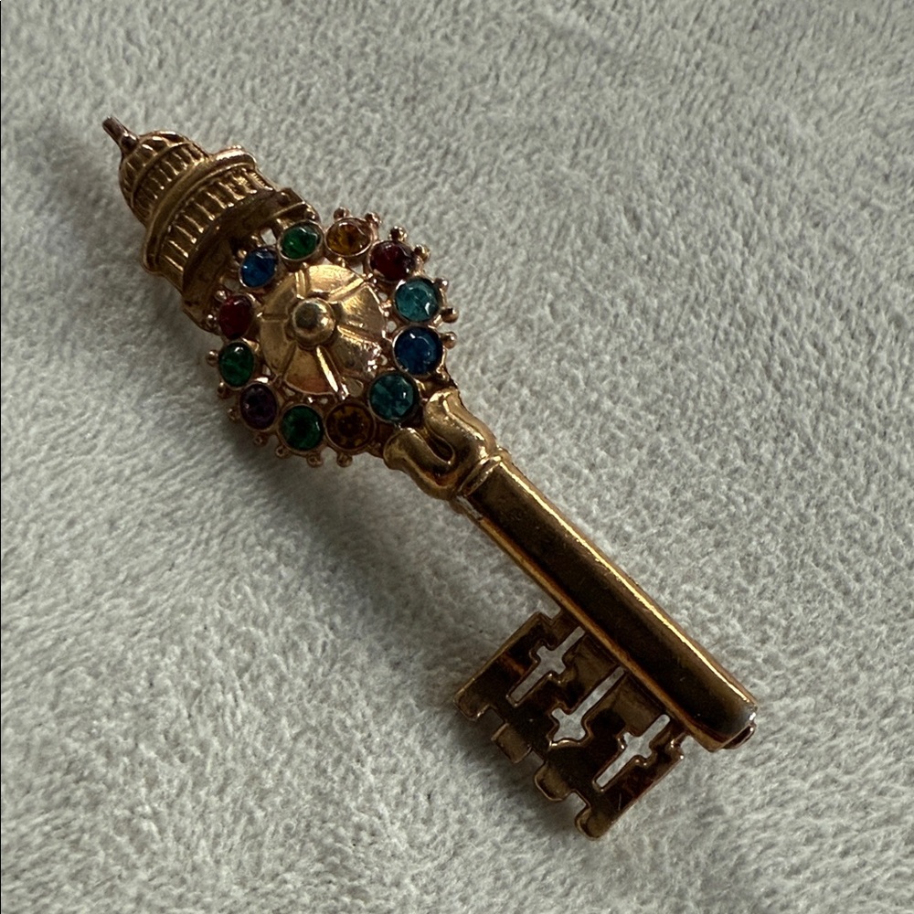 Vintage Gold Tone Rhinestone KEY TO US CAPITAL DOME Souvenir Brooch